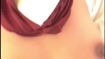 Entotin Jilbab Merah