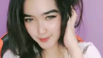 Rini Mendesah Sambil Remas Susu Show