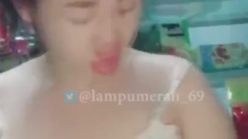 Penjaga Warung Cantik Di Grepe Nenennya